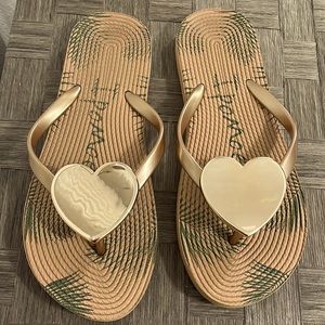 Mirror metallic hearts bamboo style flip flips casual or  for the beach. Size 6